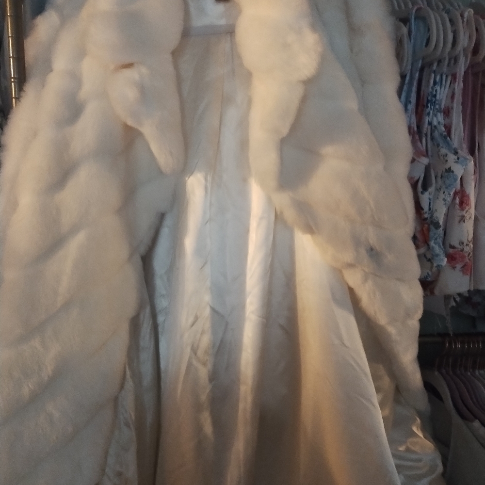 Pamela McCoy classic length faux fur coat - Picture 8 of 12